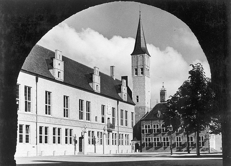 File:Abdijplein- het nieuwe Provinciehuis met rechts het Thoolse huis, gezien vanuit de Balanspoort - Middelburg - 20154485 - RCE.jpg