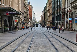 Aleksanterinkatu on joukkoliikennekatu, jolla liikennöivät vain raitiovaunut ja taksit.