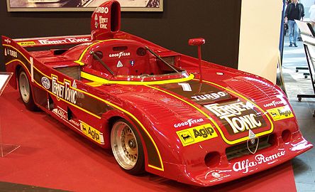 O mașină Alfa Romeo în 1977, pictată în rosso corsa („roșu de curse”), culoarea tradițională de curse a Italiei din anii 1920 până la sfârșitul anilor ’60.