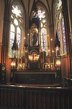 Altāris un vitrāžas Viļakas katoļu baznīcā.jpg