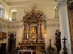Le grand autel de la chapelle royale.