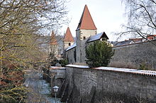 Stadtmauer mit Stadtgraben