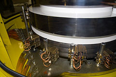 Bagues collectrices et balais sur le rotor d'une machine synchrone.