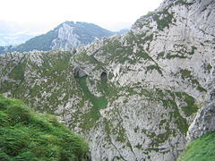 Arista de Ezkilar, vista desde la cueva de Mari.
