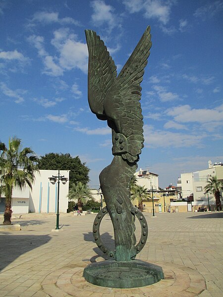 File:Angel of peace sculpture in Tel Aviv.JPG