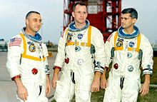 Die Apollo 1 Crew – v. l. n. r. Grissom, White und Chaffee vor der Abschussrampe in Cape Canaveral ein paar Tage vor dem Unglück bei einer Pressevorstellung