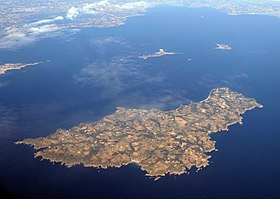 Luftaufnahme von Belle-Île-en-Mer mit dem Ende der Halbinsel Quiberon im Norden, Houat und Hœdic im Nordosten.