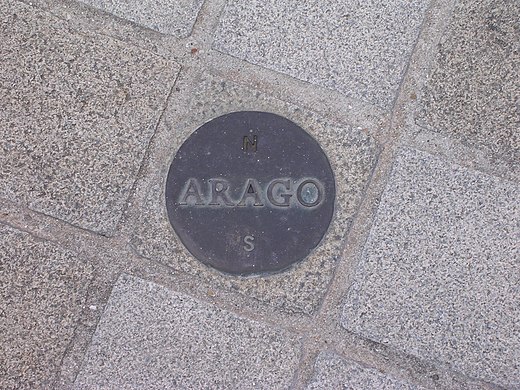 Arago medaillon nabij het Louvre