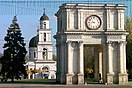 Arc de Triomphe, Chisinau (4867173990 Cropped) .jpg