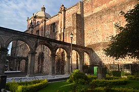 Arcos y cúpula del templo.