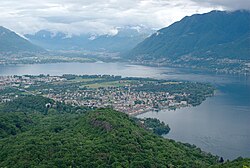 Ticinon asutus on keskittynyt vesistöjen varrelle, etualalla Lago Maggiore ja Ascona.