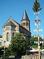 2015-06-05 17:12:55 File:Assamstadt Alte Kilianskirche mit Maibaum 2015-002.jpg