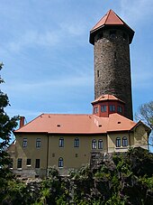 Blick auf den Schlossturm der Burg Auerbach