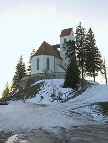 St.-Georgs-Kirche auf dem Auerberg; zwischen Dach und Turm ist die Aussichtsplattform zu erkennen
