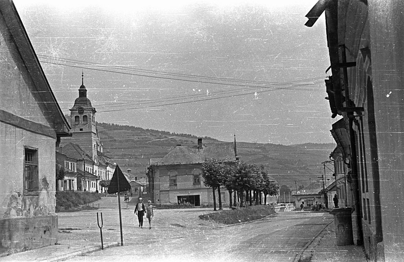 File:Bányász tér, balra a Városháza. Fortepan 93809.jpg