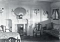 Sala de estar de la Parlour Suite de primera clase B-51-53-55 del Titanic, decorada en estilo Adam. Fue ocupada por Charlotte Martínez-Cardeza y su hijo Thomas, quienes se salvaron del siniestro.