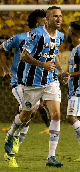 Luan playing for Grêmio in 2017