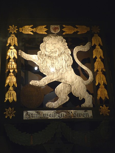 File:BIB - Wirtshausschild Weißer Löwe.jpg