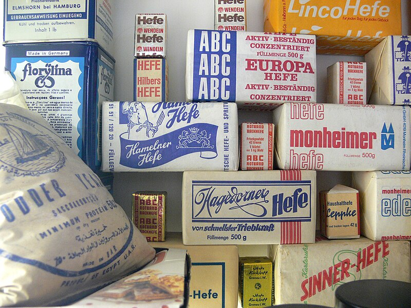 File:Backhefe Verpackungen Zucker-Museum.jpg