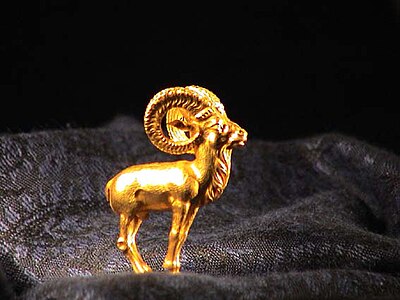 Mouflon (urial).(ovis orientalis blandford) Afghanistan, kourgane de Tillyan tepe, Ier siècle av. J.-C. Or, 5,2 × 4 cm. Musée national d'Afghanistan.