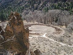 Pueblo Tyuonyi i Frijoles -ravinen