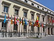 Banderas de las comunidades autónomas de España frente al Palacio del Senado de España.