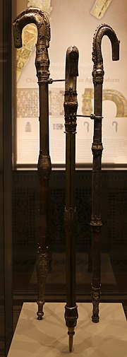 The Lismore, Clonmacnoise and River Laune croziers on display at the National Museum of Ireland Bastoni pastorali di lismore (sx, 1100), di clonmacnoise (centro, xi sec.) e di river laune (dx, 1090 ca.).jpg