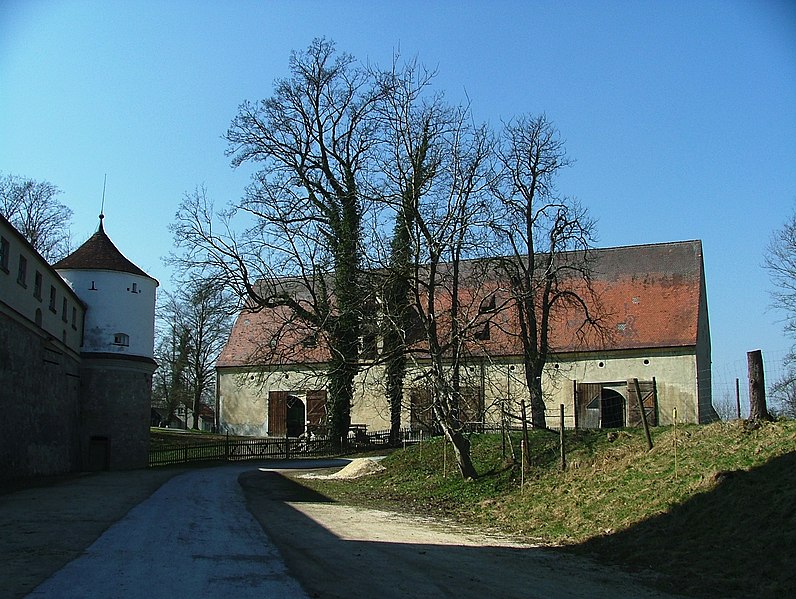 File:Beim Schloss - panoramio (1).jpg