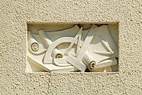 Bas-reliëf van het Blomme Huis in Brussel dat de instrumenten van de architect voorstelt (1928)