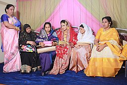 A Bengali Muslim bride with her family. Bengali wedding (06).JPG