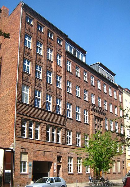 File:Berlin, Mitte, Novalisstrasse 10, Geschaeftshaus.jpg