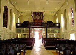 Vue intérieure de la nef vers la tribune d'orgue