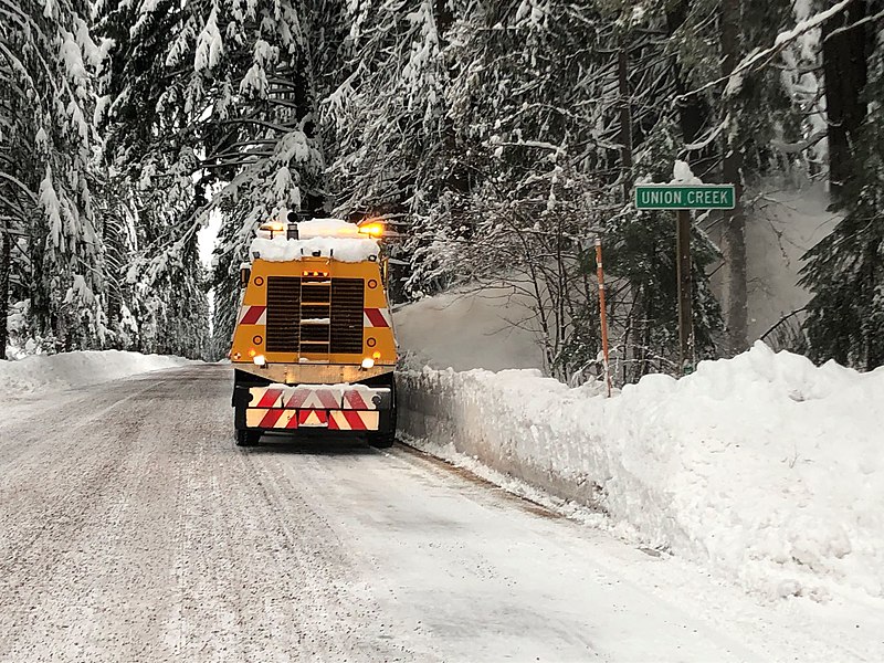 File:Blowing near Union Creek (49392088762).jpg