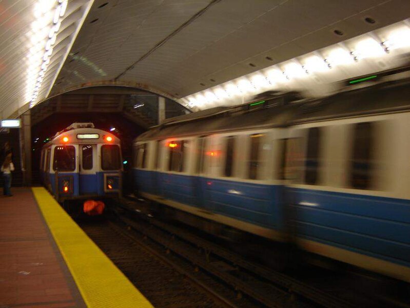 File:Blue Line trains at Aquarium station, February 2005.jpg