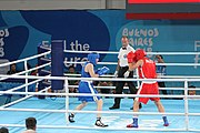 Deutsch: Boxen bei den Olympischen Jugendspielen 2018 Tag 12, 18. Oktober 2018 - Finale Leichtgewicht Mädchen – Oriana Saputo (Argentinien, blau) schlägt Emma Lawson (Australien, rot) 5-0; Ringrichter ist José Romero (Spanien). English: Boxing at the 2018 Summer Youth Olympics on 18 October 2018 – Girls' lightweight Bronze Medal Bout – Oriana Saputo (Argentina, blue) wins over Emma Lawson (Australie, red) 5-0; Referee is José Romero (Spain). Español: Boxeo en los Juegos Olímpicos Juveniles de Verano de 2018 en 18 de octubre de 2018 - Combate de medalla de bronce de las niñas: Oriana Saputo (Argentina, azul) gana a Emma Lawson (Australie, roja) 5-0; Árbitro es José Romero (España).