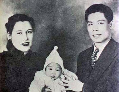 Bruce Lee as a baby with his parents, Grace Ho and Lee Hoi-chuen