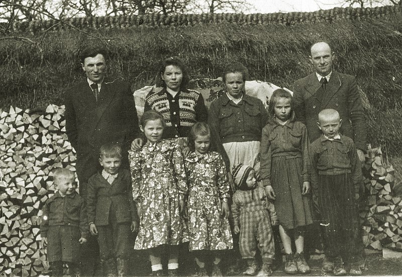 File:Brzeżawa około 1955 rodziny Jana i Mikołaja Duchniaków.jpg