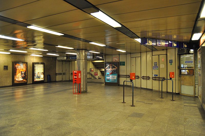 File:Budapest, metró 3, Dózsa György út, 24.jpg