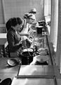 Ein Foto aus dem Jahr 1954: Kochunterricht für künftige Hausfrauen an einer Schule in Bonn