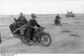 Bundesarchiv Bild 101I-783-0119-23A, Nordafrika, italienische Krad-Fahrer.jpg