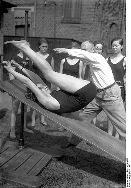 File:Bundesarchiv Bild 102-09819, Orthopädische Kinder-Gymnastik.jpg