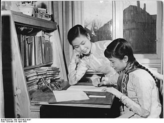 327px Bundesarchiv Bild 183 54523 0007%2C Leipzig%2C vietnamesische Studentinnen