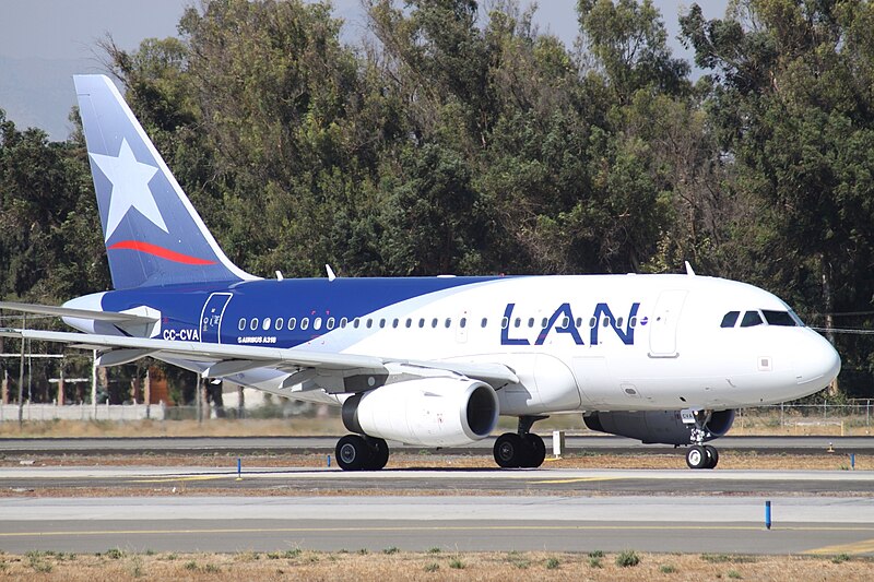 File:CC-CVA Airbus A318 LAN (7334614350).jpg