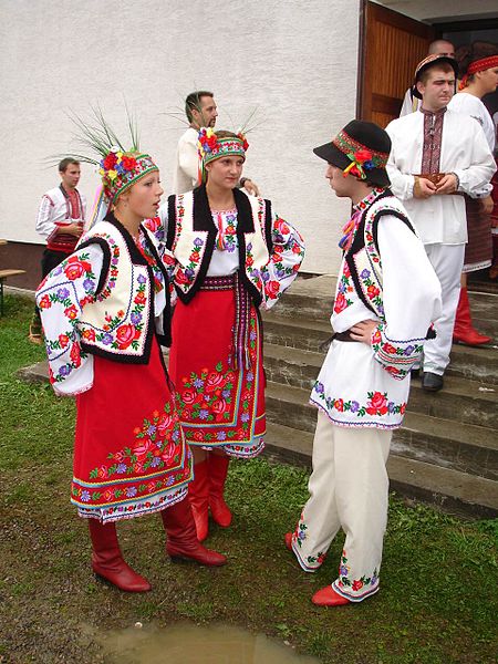 Tập_tin:Carpatho-Rusyn_sub-groups_-_Przemyśl_area_Ukrainians_in_original_goral_folk-costumes..jpg