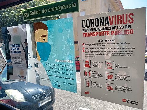 Carteles en un autobús de la EMT