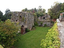 The medieval ruins Castell Rhuthun - adfeilion y goresgynwyr (wel o lia fe drion nhw) 27.JPG