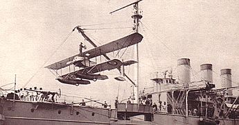 Embarquement d'un Caudron Type J sur la Foudre (9 juin 1914).