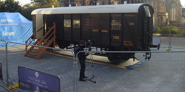 El Cavell Van va ser utilitzat per a transportar el cos d'Edith Cavell. La fotografia està feta a l'exterior de The Forum (Norwich, Regne Unit), com a part del centenari de la mort de Cavell al 2015.