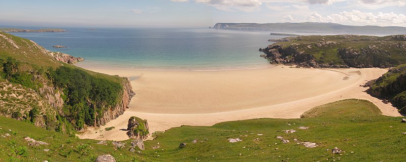 File:Ceannabeinne beach.JPG