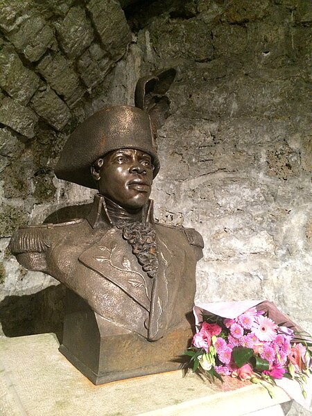 File:Cellule de Toussaint Louverture au fort de Joux - fleuri.jpg
